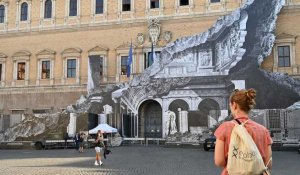 Le palais Farnèse à Rome éventrée par l'artiste JR