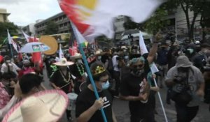 Des Thaïlandais manifestent contre le gouvernement, demandent le démission du Premier ministre