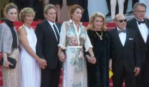 Cannes: l'équipe du film "De son vivant" foule le tapis rouge