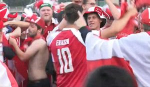 Euro-2020: les supporters danois fêtent la victoire de leur équipe à la sortie du stade