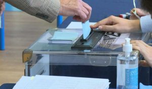 Régionales: images dans un bureau de vote à Versailles (2)