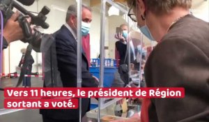 Xavier Bertrand vote à Saint-Quentin pour le second tour des élections régionales
