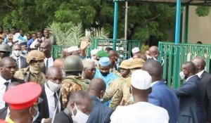 Mali: images du président Goïta sortant de la Grande mosquée de Bamako après l'attaque