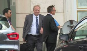 Les représentants des syndicats arrivent à l'Élysée pour un déjeuner de travail avec Macron