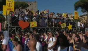 Rome: des milliers de personnes pour la marche des fiertés
