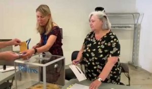 Législatives : ambiance dans un bureau de vote de Reims à midi