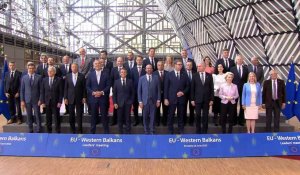Les dirigeants posent pour une photo de famille lors du sommet UE-Balkans occidentaux à Bruxelles