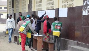 Elections au Congo : les électeurs se rendent dans un bureau de vote à Brazzaville