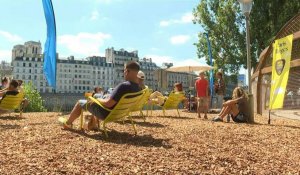 Paris Plages déplie parasols et transats pour son édition 2022