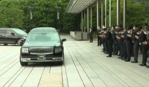 Le Premier ministre japonais Kishida s'incline devant le corbillard transportant Shinzo Abe