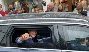 Législatives: le président Macron et son épouse Brigitte quittent leur résidence pour aller voter