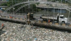 Brésil : des tonnes de déchets polluent les eaux de Manaus