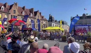 Le passage de la caravane du Tour de France à Bergues
