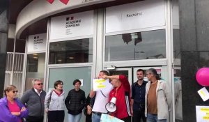 Manifestation devant le rectorat de parents d’élèves de l’école maternelle Jacques-Prevert de Flixecourt qui protestent contre la fermeture d’une classe