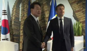 Le président français Macron rencontre le président sud-coréen Yoon Suk-yeol à Madrid