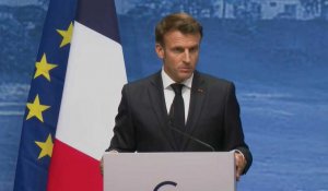 Russie: Macron dit ne pas reprendre la "qualification" d'Etat finançant le terrorisme