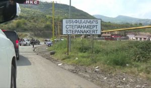 Journalistes et officiels azerbaïdjanais entrent à Stepanakert, au Nagorny Karabakh