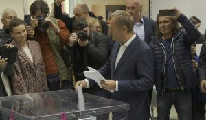 Donald Tusk vote aux élections législatives en Pologne