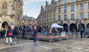 Arras: le public attend le début  de la cérémonie des funerailles de Dominique Bernard