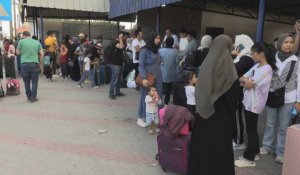 Des détenteurs de passeports étrangers attendent de quitter la bande de Gaza