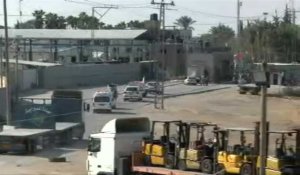 Des véhicules de l'ONU attendent, du côté palestinien de Rafah, le passage de camions