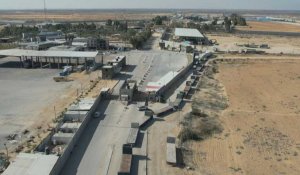VUES AERIENNES: A Rafah, des camions attendent de récupérer l'aide pour Gaza venue d'Egypte