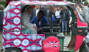Le roi Charles III et la reine Camilla posent dans un tuktuk au Kenya