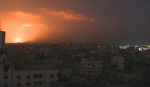 Frappes nocturnes et fusées éclairantes au-dessus de Gaza au 27ème jour de la guerre