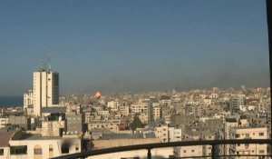 Un bâtiment est touché par une frappe aérienne israélienne dans la ville de Gaza