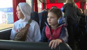 Ukraine: rester sous les bombes ou partir, le dilemme de parents à Kherson