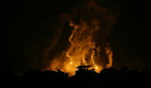 Des fusées éclairantes et des frappes aériennes dans le ciel de Gaza