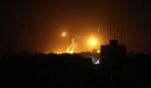 Des fusées éclairantes tombent sur la ville de Gaza