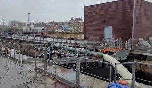 A Calais, une troisième pompe installée à l'écluse de la Batellerie pour lutter contre les inondations