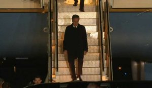 Images du secrétaire d'État américain Antony Blinken sortant de l'avion à son arrivée à Séoul