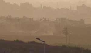 Véhicules militaires près de Gaza au crépuscule