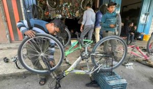 A Gaza, les vélos retrouvent leur usage en période de pénurie de carburant