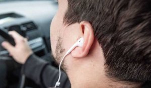 VIDÉO. Peut-on porter des écouteurs en conduisant ? 