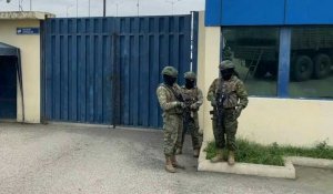 Équateur: des soldats armés gardent un complexe pénitentiaire de Guayaquil