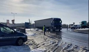 Ardennes: bloqués des heures par la neige, les camions peuvent repartir