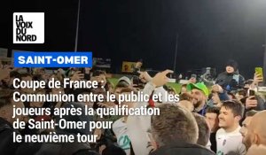 Communion entre le public et les joueurs après la qualification de Saint-Omer pour le neuvième tour de la Coupe de France