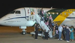 Le président Lula accueille des Brésiliens évacués de Gaza à leur retour au pays