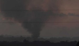 Fusées éclairantes et explosions au-dessus de Gaza, vues d'Israël