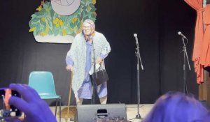 VIDÉO. Déguisé en vieille dame, le maire de Matignon amuse le festival Théâtre pour rire
