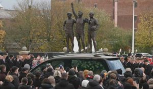 Le cortège funéraire de Bobby Charlton passe devant Old Trafford