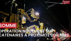 Opération nocturne de remplacement des « armements » de caténaires par SNCF Réseau et ses partenaires, sur la ligne Paris-Lille, à proximité d’Albert (Somme), avec un « train-usine », 17 novembre 2023.