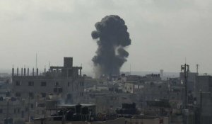 De la fumée s'élève au-dessus de Rafah après une frappe israélienne