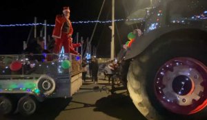 VIDÉO. Des centaines de personnes sont venues admirer la parade des tracteurs de Noël à Paimpol 
