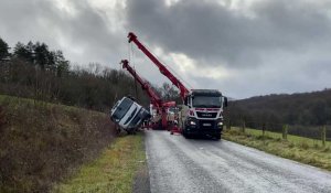 Accident à  Boutancourt: un camion de fioul se couche sur le bas-côté