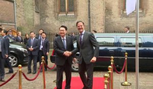 Le président sud-coréen Yoon Suk Yeol est accueilli par le PM néerlandais Mark Rutte