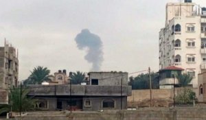 De la fumée s'élève après une frappe à Deir al-Balah, au centre de la bande de Gaza